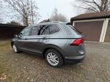 Volkswagen Tiguan Allspace 2.0 TSI OPF 162kW DSG 4MOTIO... - silberne Volkswagen Tiguan Allspace