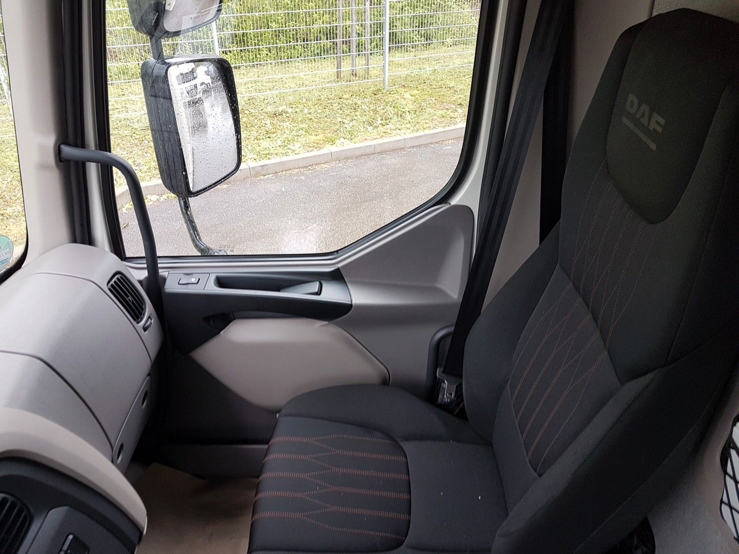Fahrzeugabbildung DAF LF 260 FA 12t Koffer