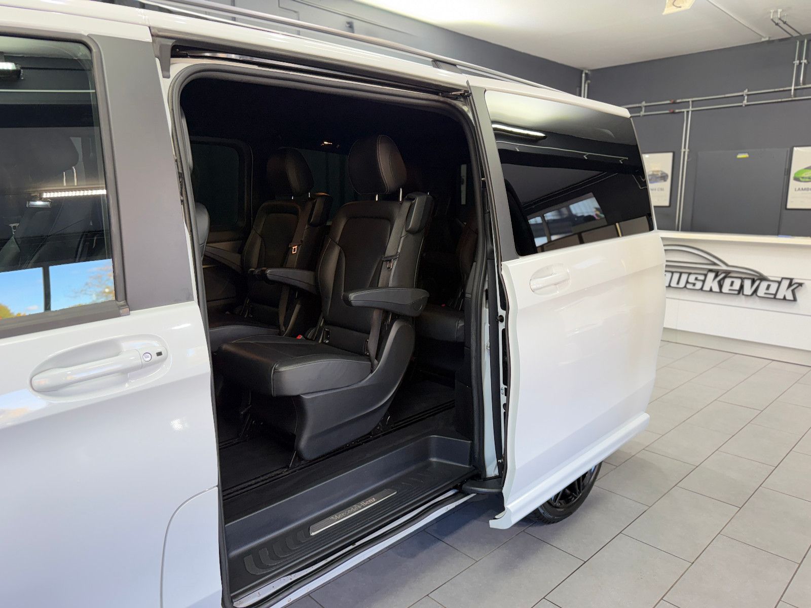 Fahrzeugabbildung Mercedes-Benz V250d NIGHT EDITION 4MATIC lang AMG-LINE|360°|