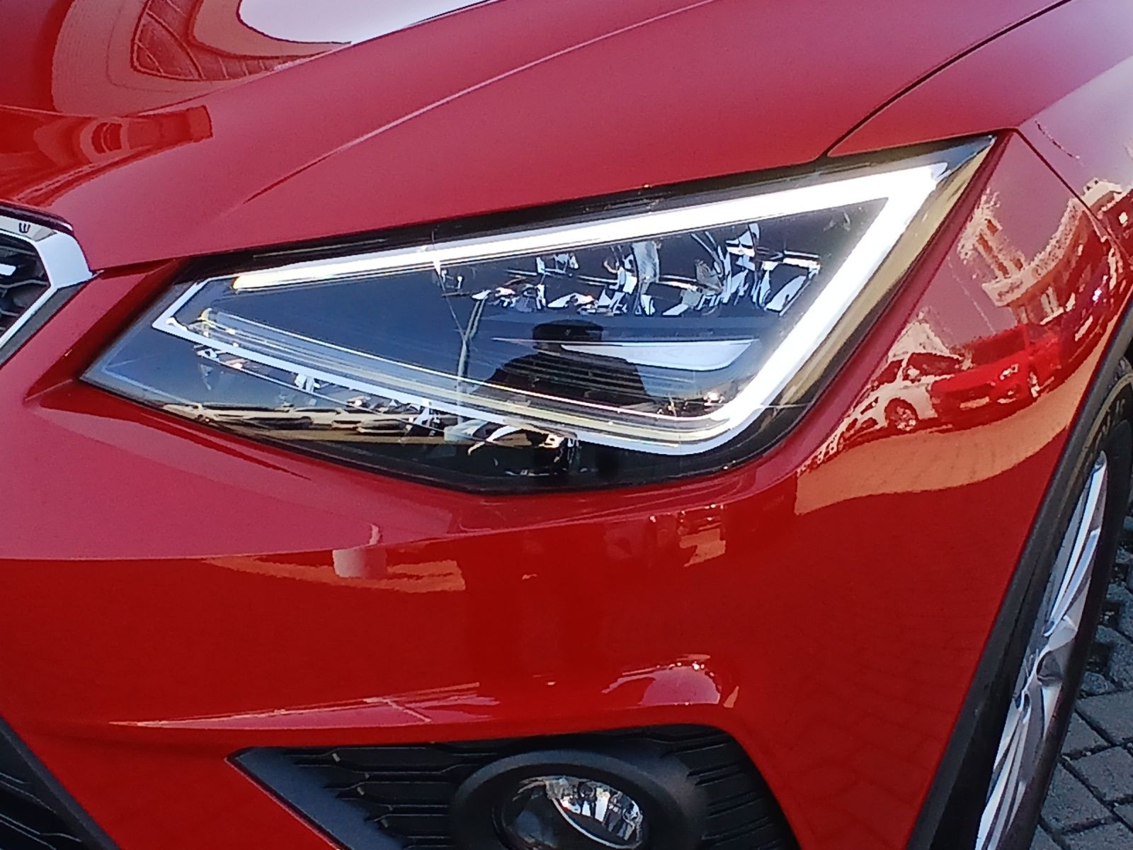 Fahrzeugabbildung SEAT Arona TSI Xcellence DSG LED AHK Navi ACC RFK SH