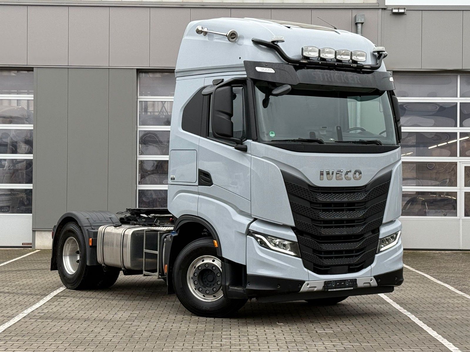 Fahrzeugabbildung Iveco X-WAY 490 2 Kreis-Hydraulik *Miete*