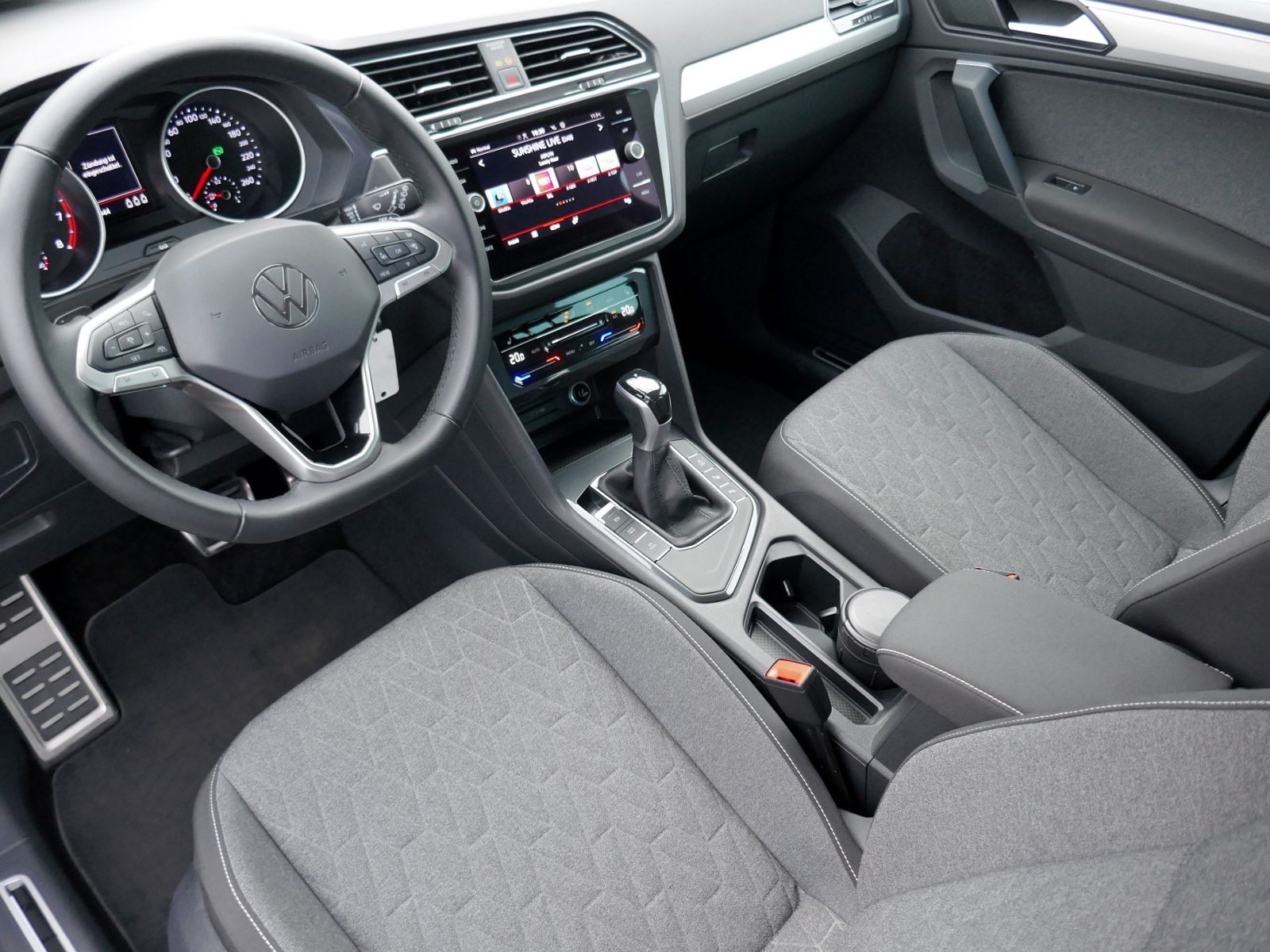 Fahrzeugabbildung Volkswagen Tiguan MOVE 1.5 TSI DSG | LED AHK RFK ACC