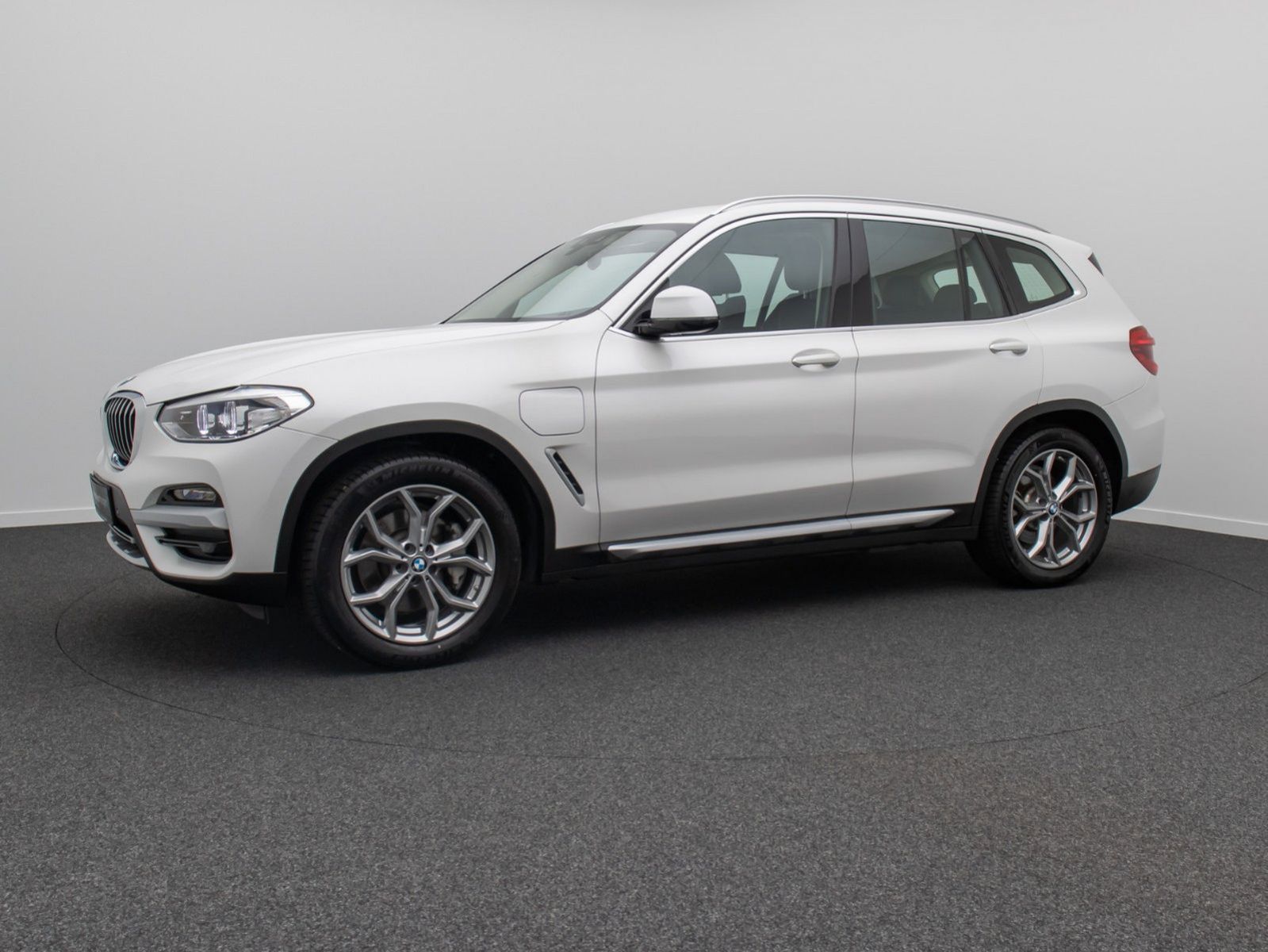 Fahrzeugabbildung BMW X3 xD30e xLine DAB HiFi Alarm AHK Sport Individu