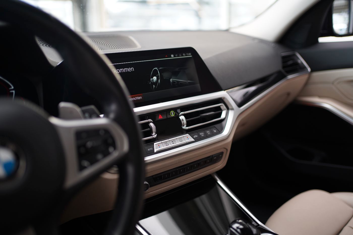 Fahrzeugabbildung BMW 320d Sport Line +AHK+Komfortzugang+HeadUp+LED