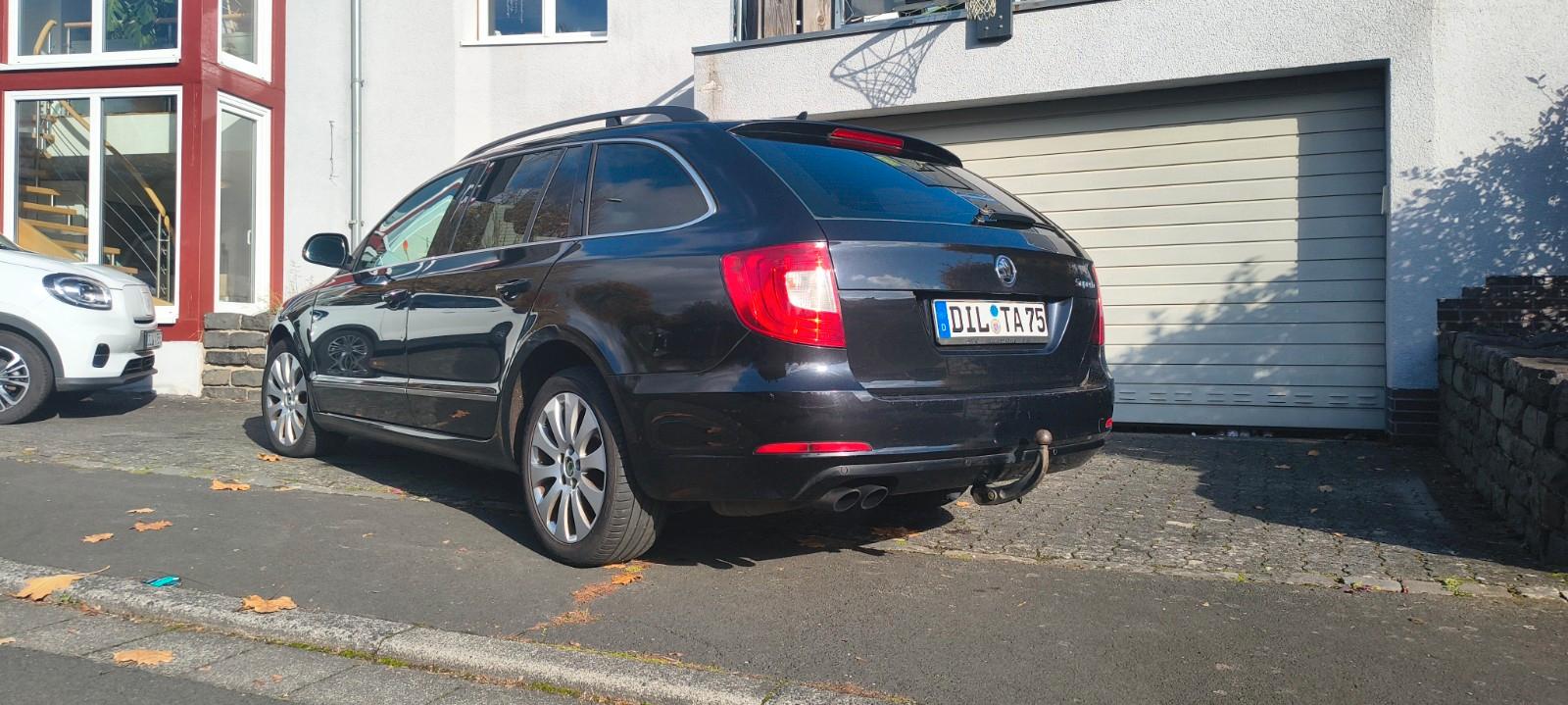 Skoda Superb 2011 — rear view