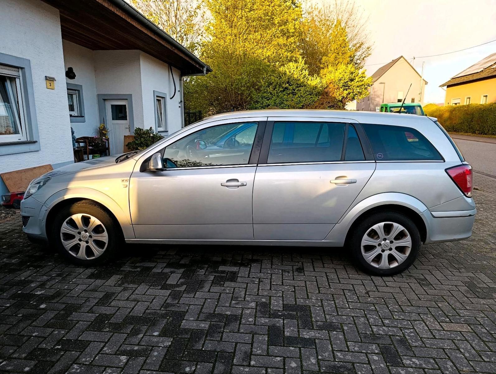 Opel Astra 2010 — вигляд ззаду