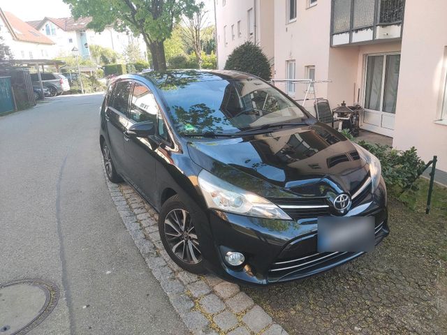 TOYOTA Verso