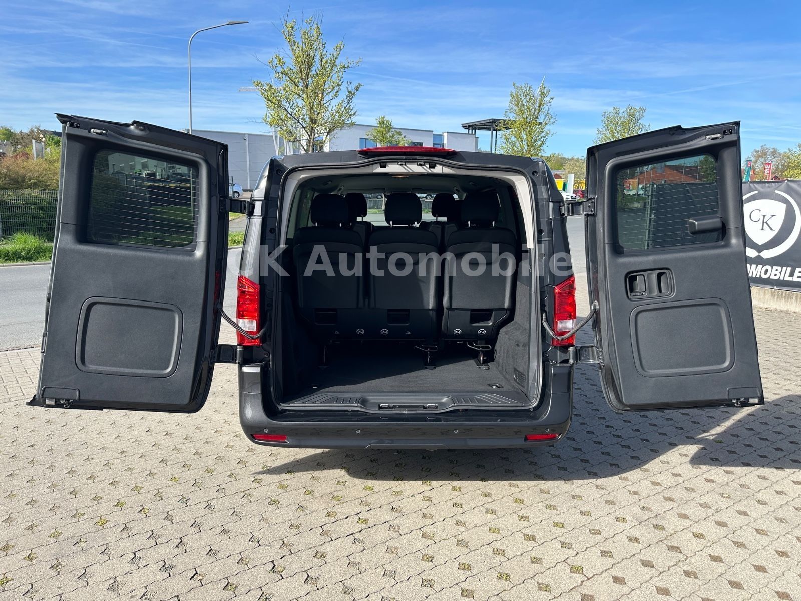 Fahrzeugabbildung Mercedes-Benz Vito Tourer Pro 124 Edition Autom/8Sitze/Kam/AHK