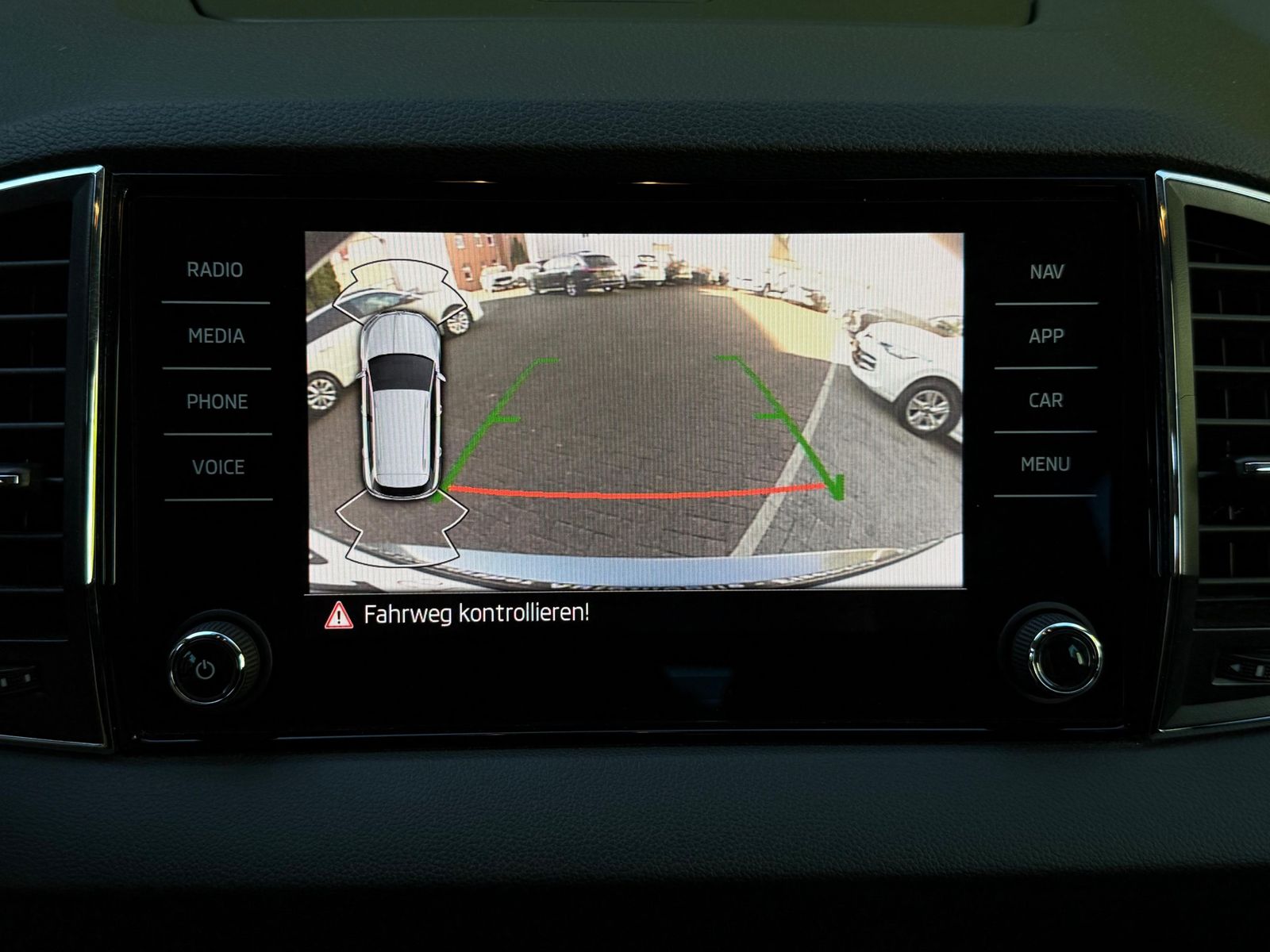 Fahrzeugabbildung SKODA Karoq 1.5 TSI Ambition LED+KAMERA+VIRT+CARPL+DAB