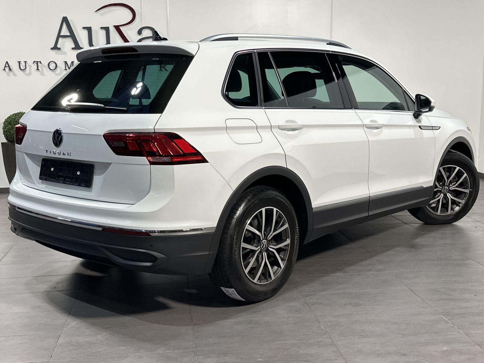 Fahrzeugabbildung Volkswagen Tiguan 2.0 TDI DSG Life NAV+LED+AHK+PANO+17ZO+PP