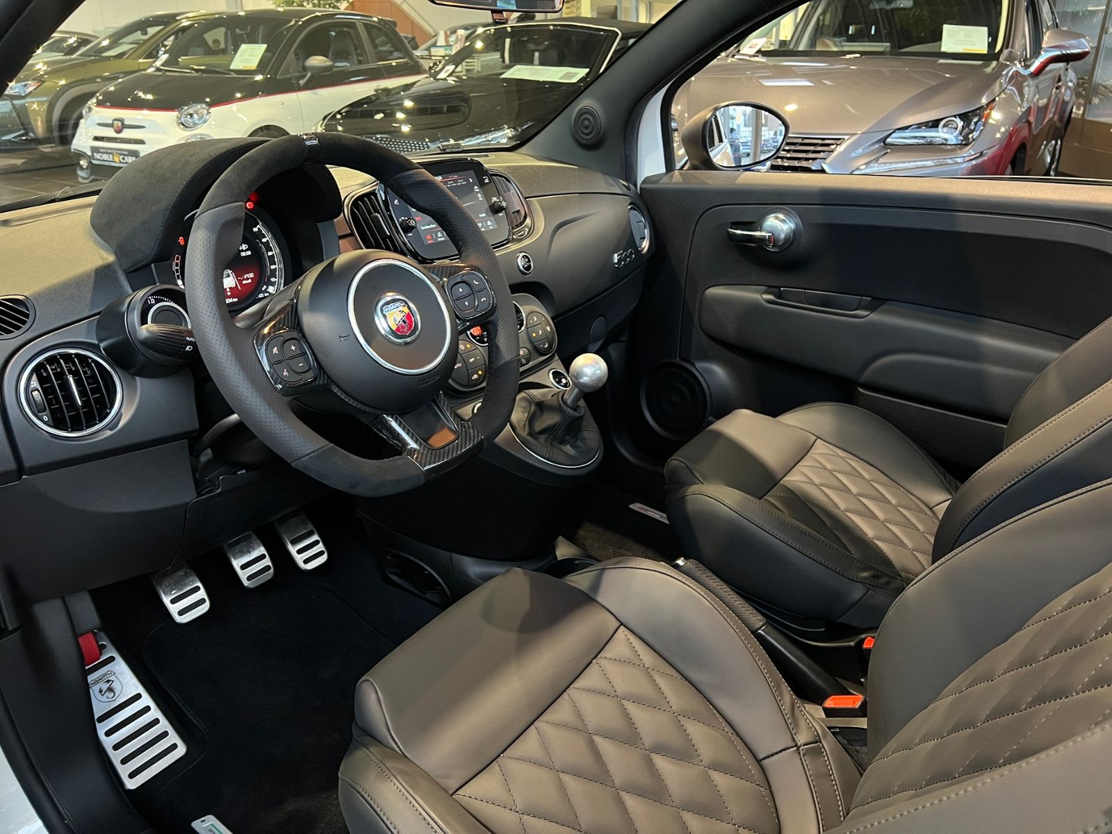 Fahrzeugabbildung Abarth 695C KLIMA LEDER NAV DAB PDC ALU