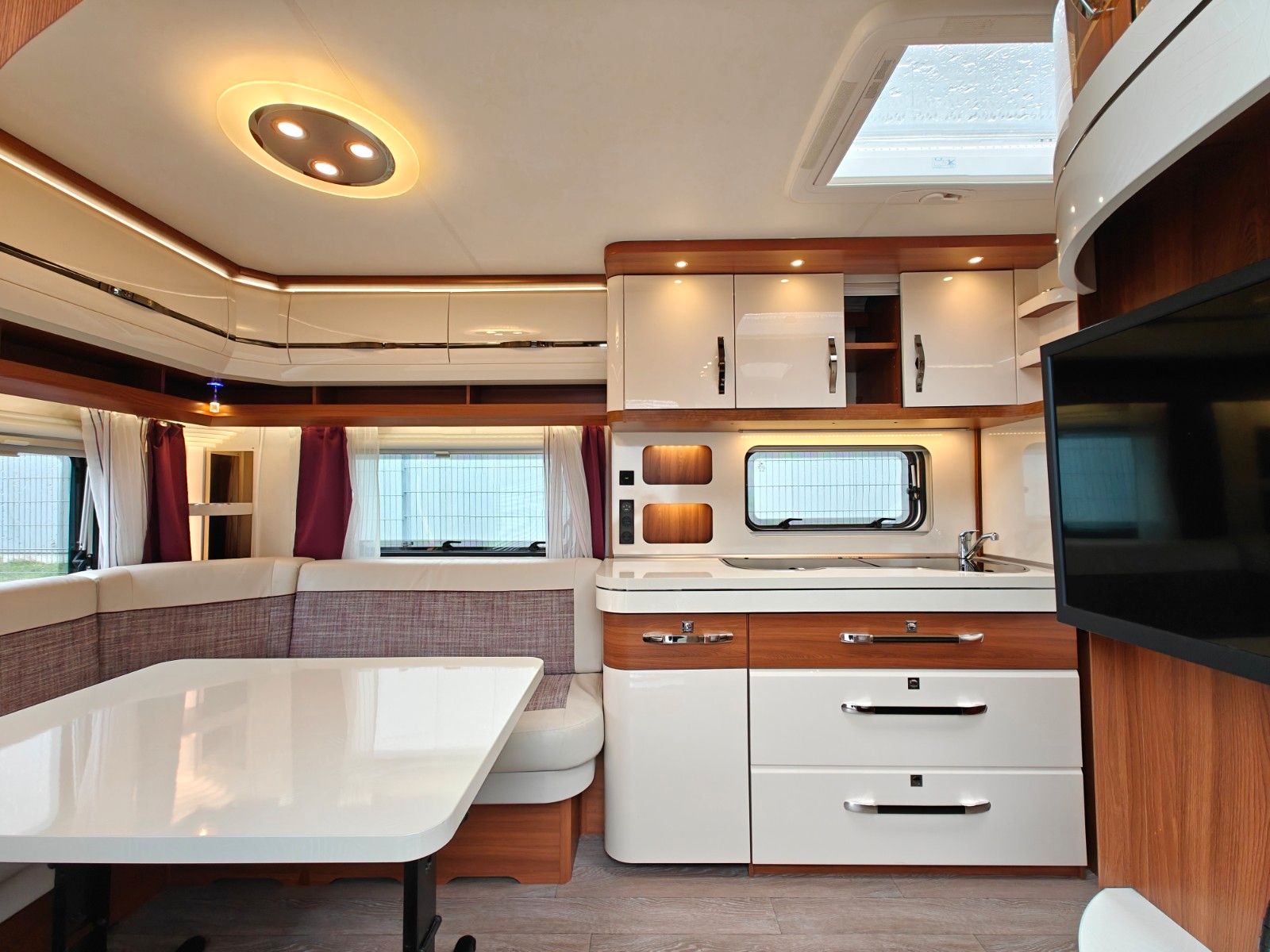 Fahrzeugabbildung Hobby Excellent 540 UFe - Fahrradträger, TV, 1.750kg -