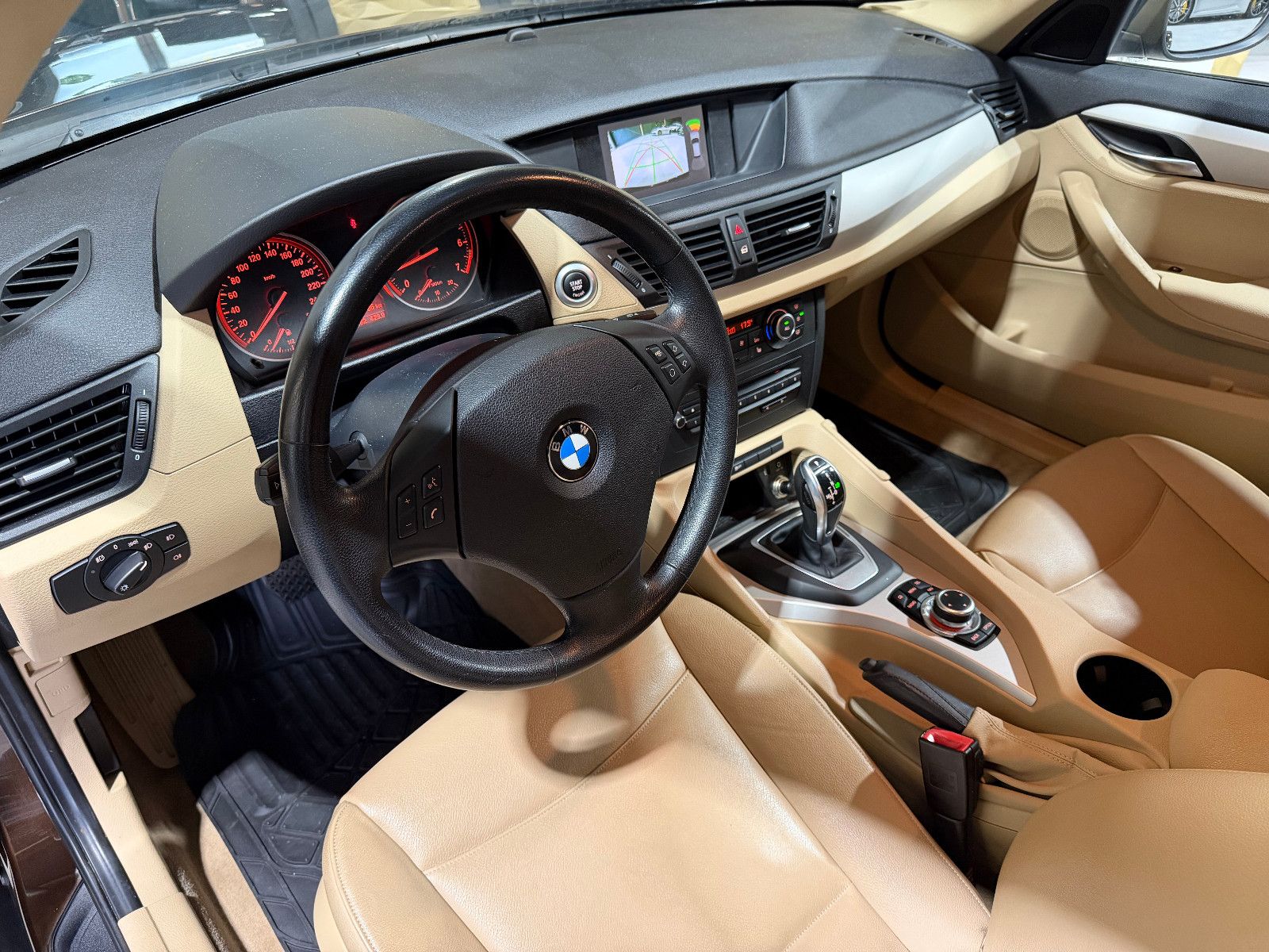 Fahrzeugabbildung BMW X1 20 i sDrive/NAVI/LEDER/XENON/KAMERA