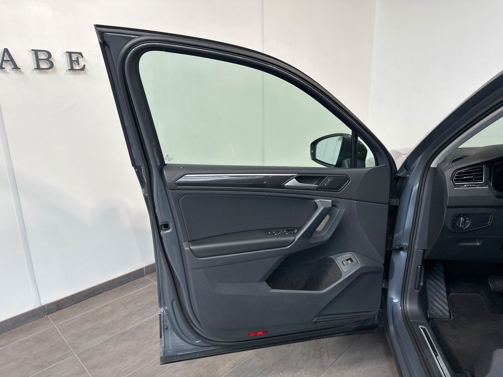 Fahrzeugabbildung Volkswagen Tiguan 2.0 TDI DSG Sport NAV+IQ-LIGHT+KAM+20ZO