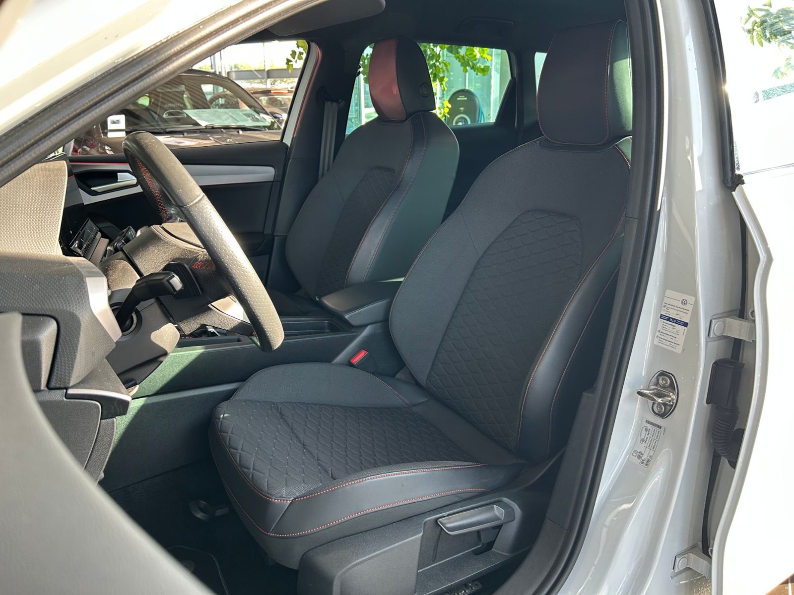 Fahrzeugabbildung SEAT Leon Sportstourer FR e-Hybrid LED NAVI ALU