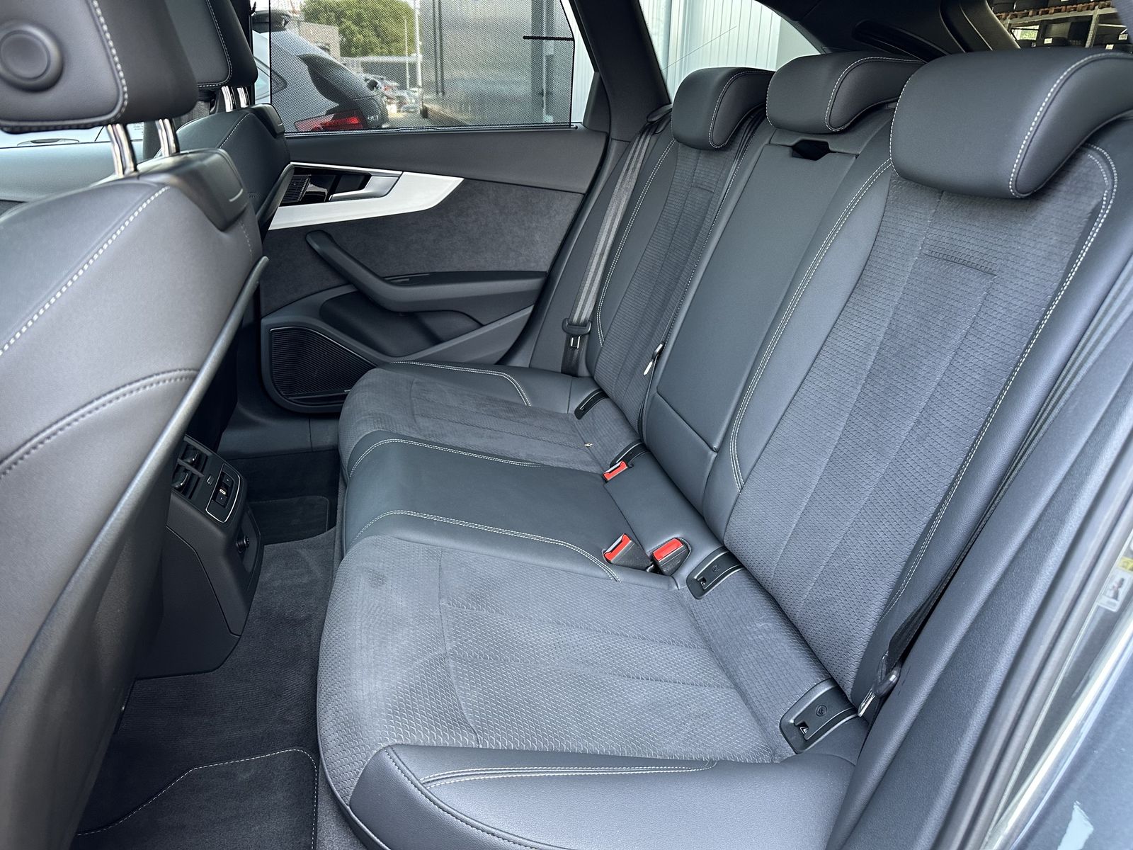 Fahrzeugabbildung Audi A4 Avant 40 TDI S-Line NAV+LED+AHK+PANORAMA+B&O