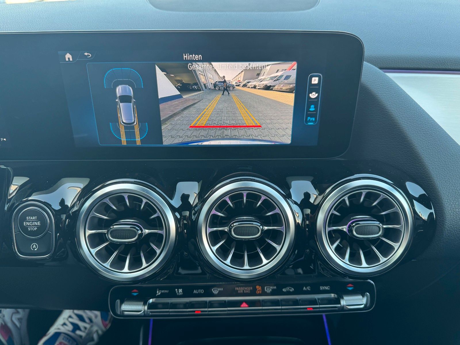 Fahrzeugabbildung Mercedes-Benz GLA 200 AMG+PANO+DistrPlus+RFK+Night