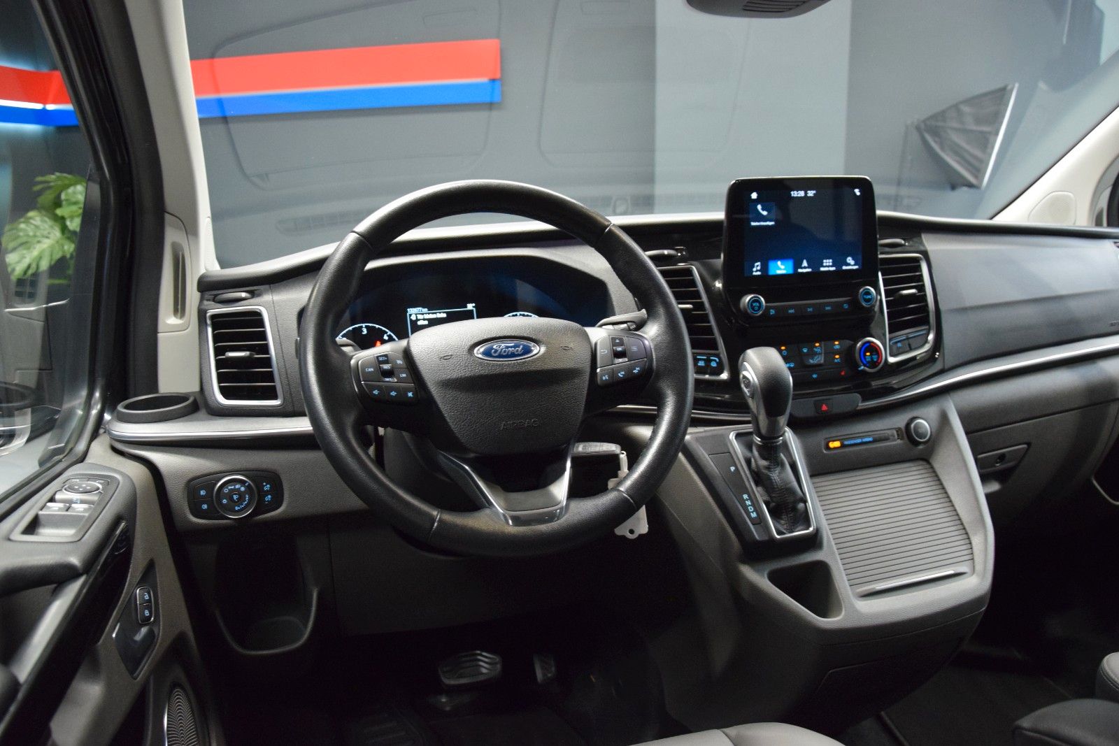 Fahrzeugabbildung Ford Custom 320 L1 Leder Navi Autom. Kamera