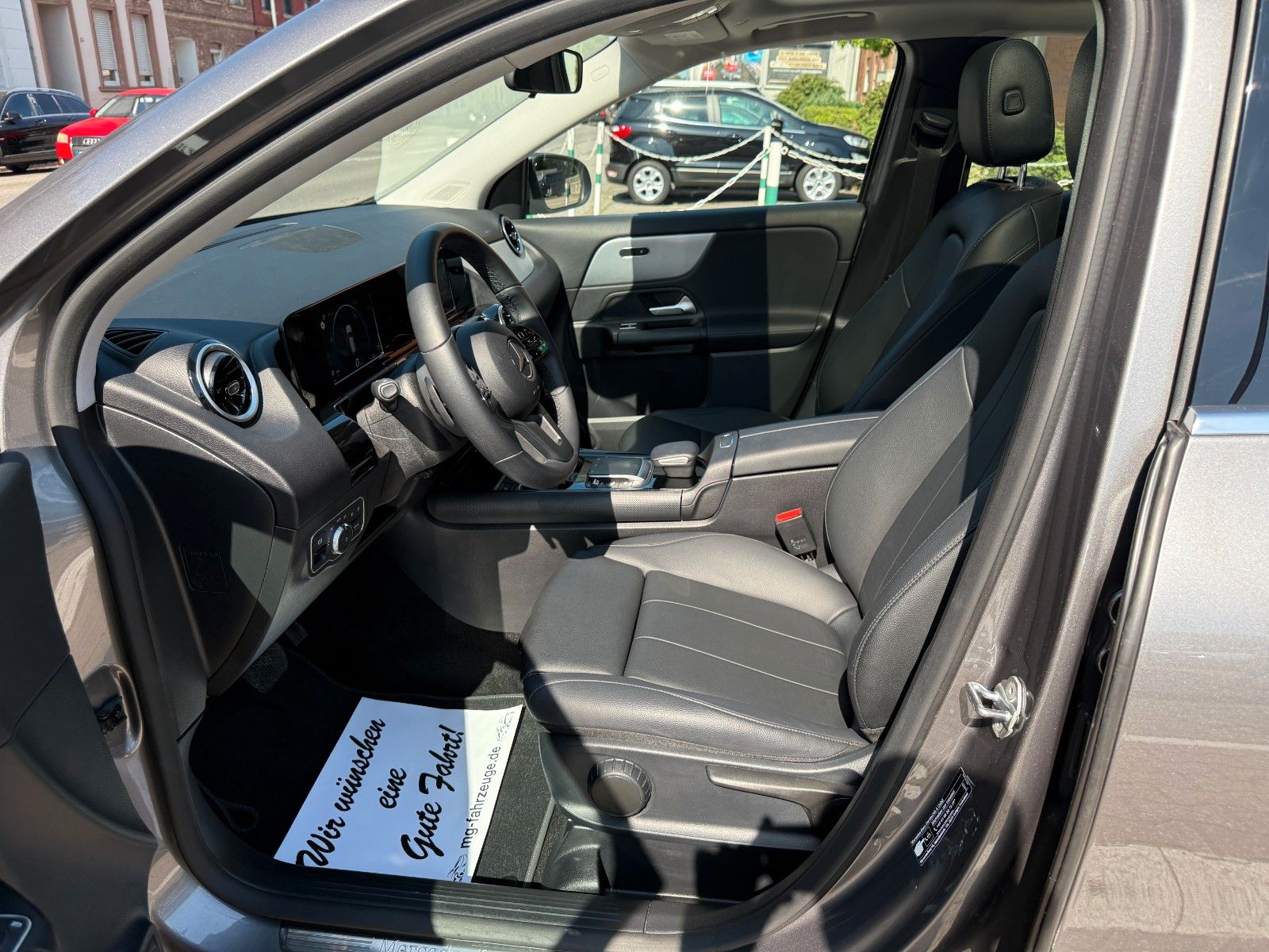 Fahrzeugabbildung Mercedes-Benz GLA 200 STYLE LEDER AUTOMATIK PANO KAMERA