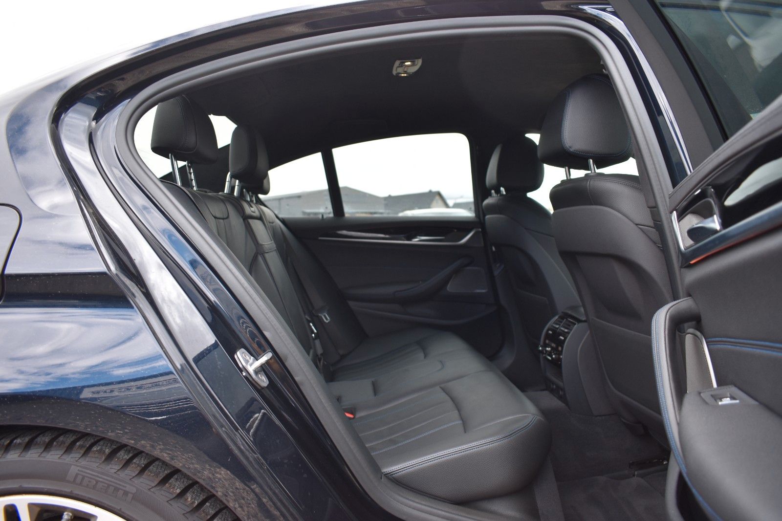 Fahrzeugabbildung BMW M550i Limo xDrive Night Vision HUD 360°  1 Hand