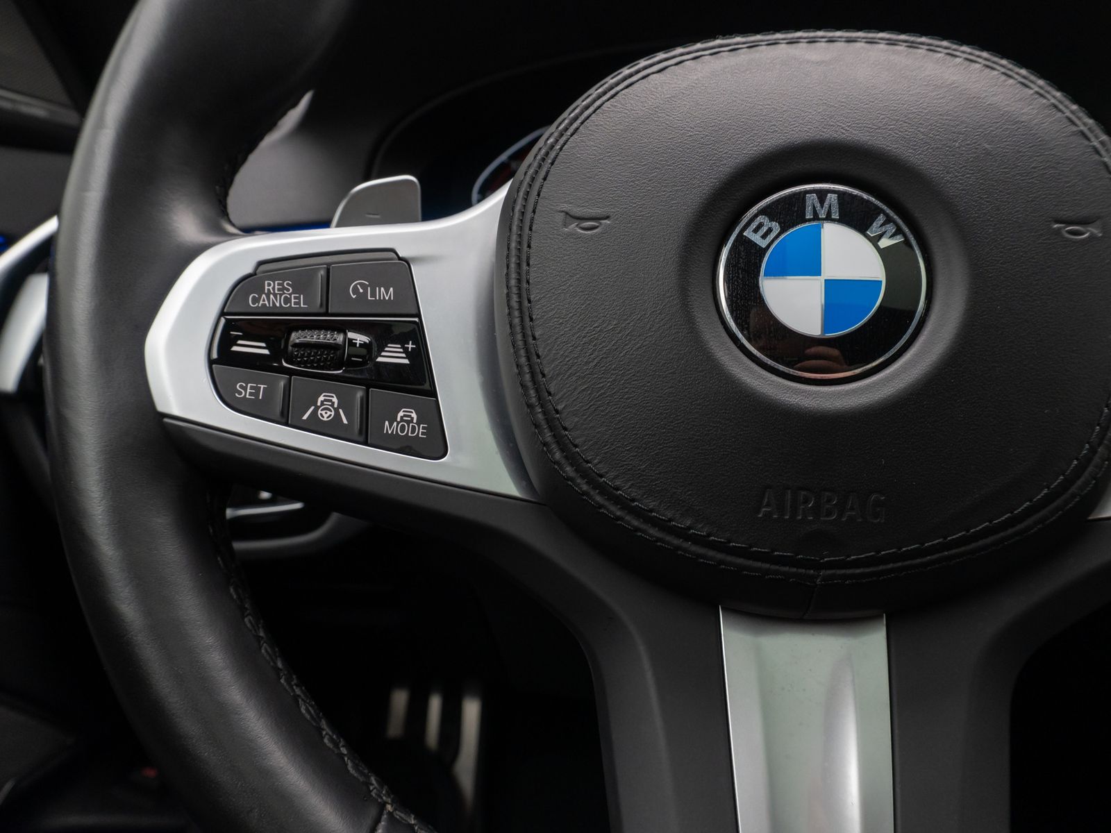 Fahrzeugabbildung BMW 530i M Sport Glasdach Kamera Laser HUD DAB H/K