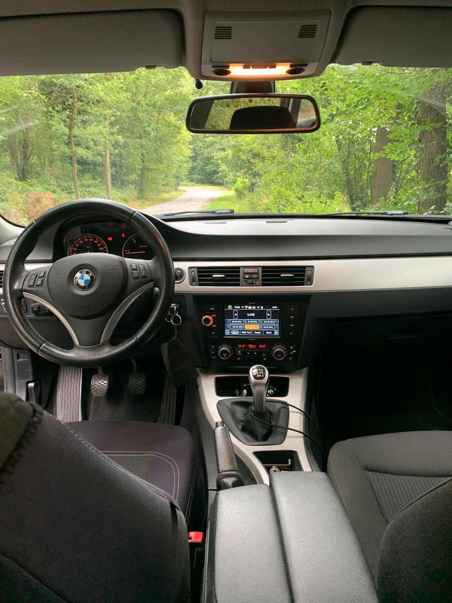 BMW 318 2010 — interior