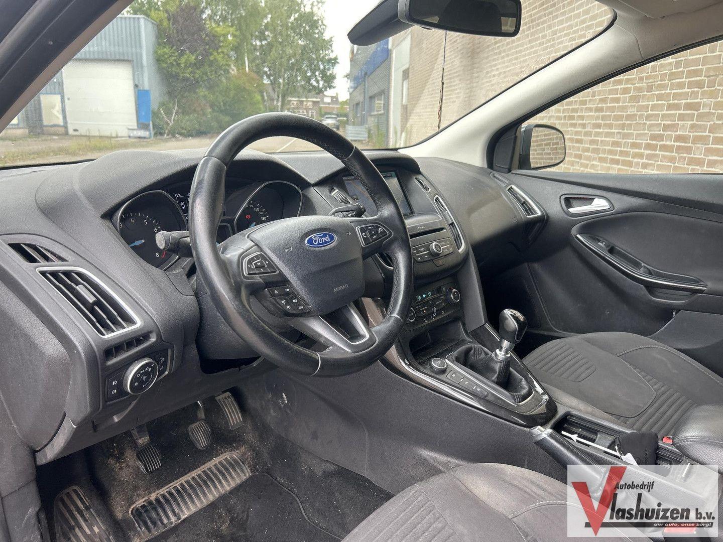 Ford Focus 2015 — interior