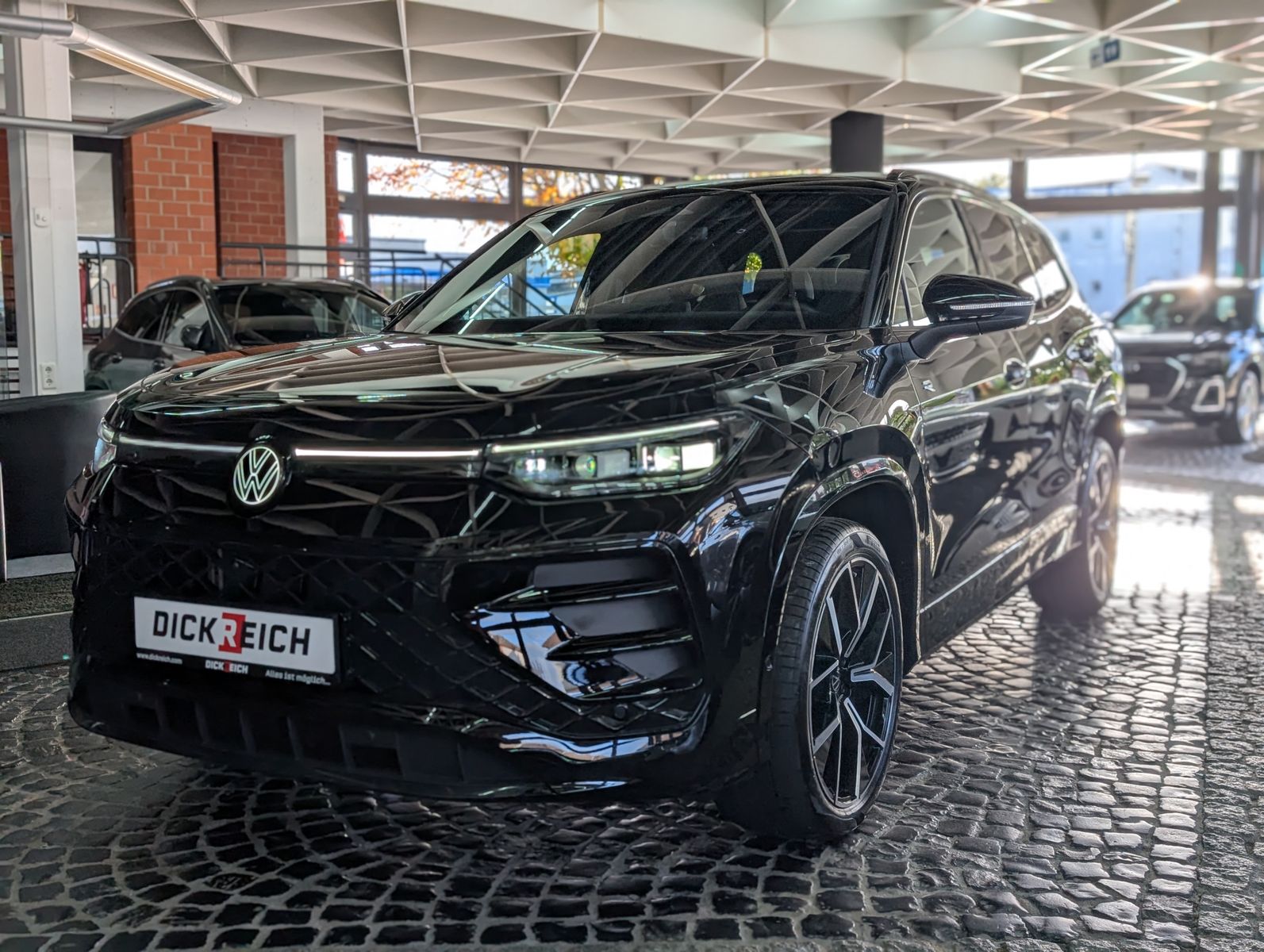 Fahrzeugabbildung Volkswagen Tayron R-Line 360°H&K HUD PANO IQ-LIGHT BLACK 7S