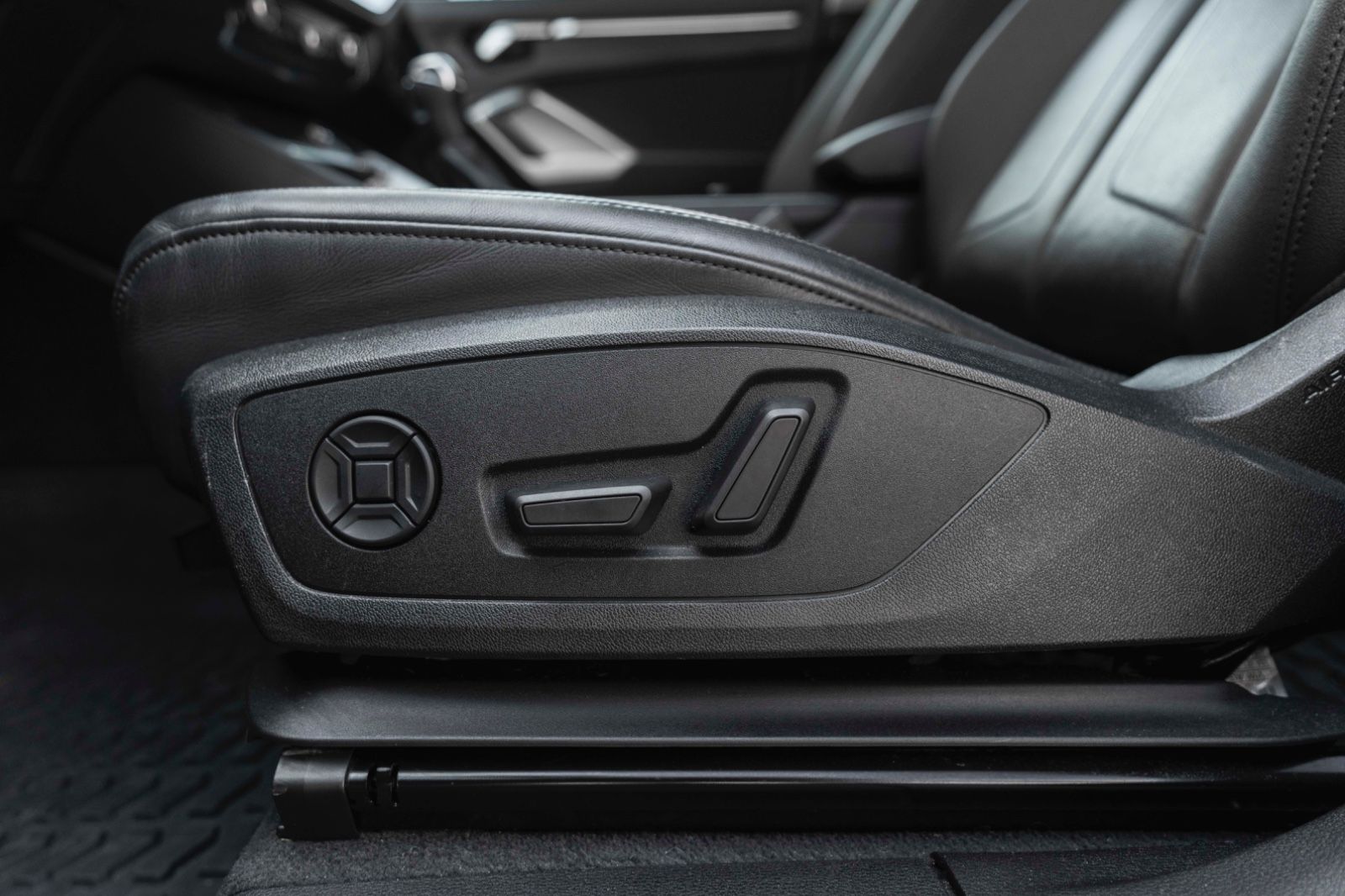Fahrzeugabbildung Audi Q3 Quattro S-Line KAM NAV TOTW SPUR LED CARPLAY