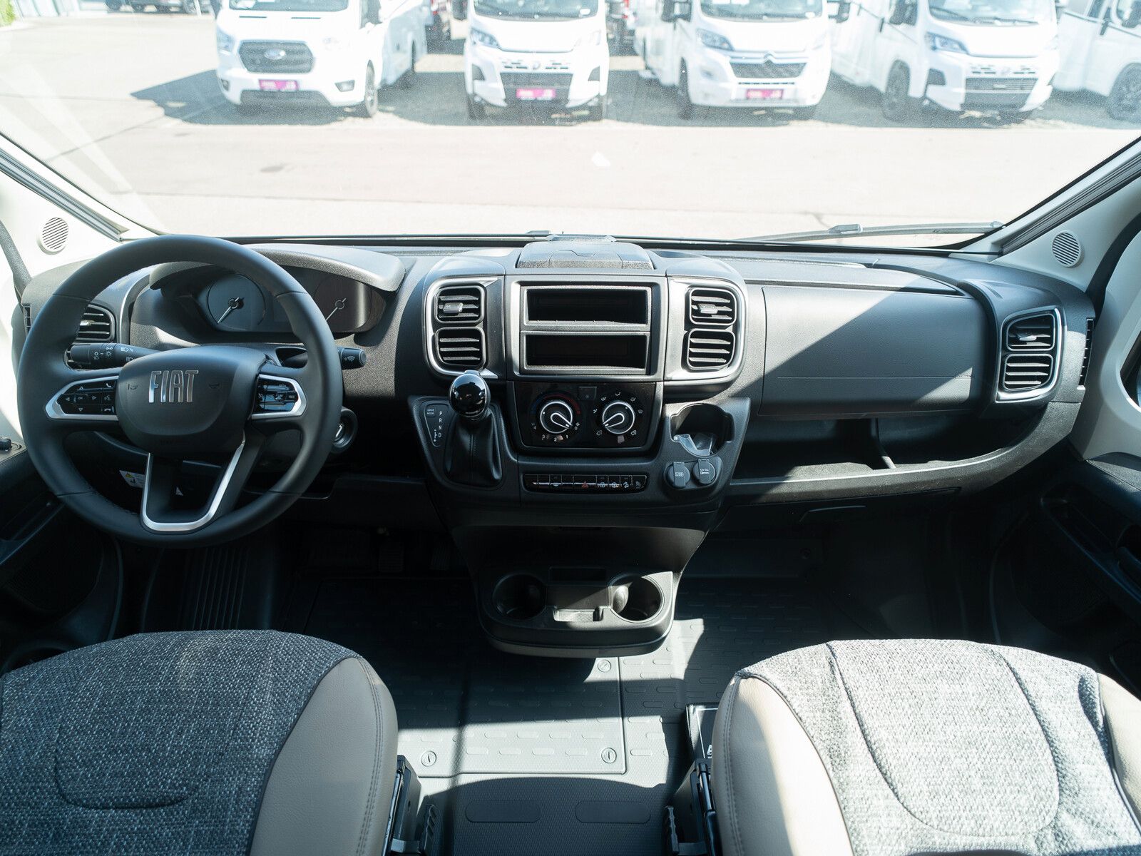 Fahrzeugabbildung Dethleffs Globetrail 640 ES Fiat Rahmenfenster/Heckauszug