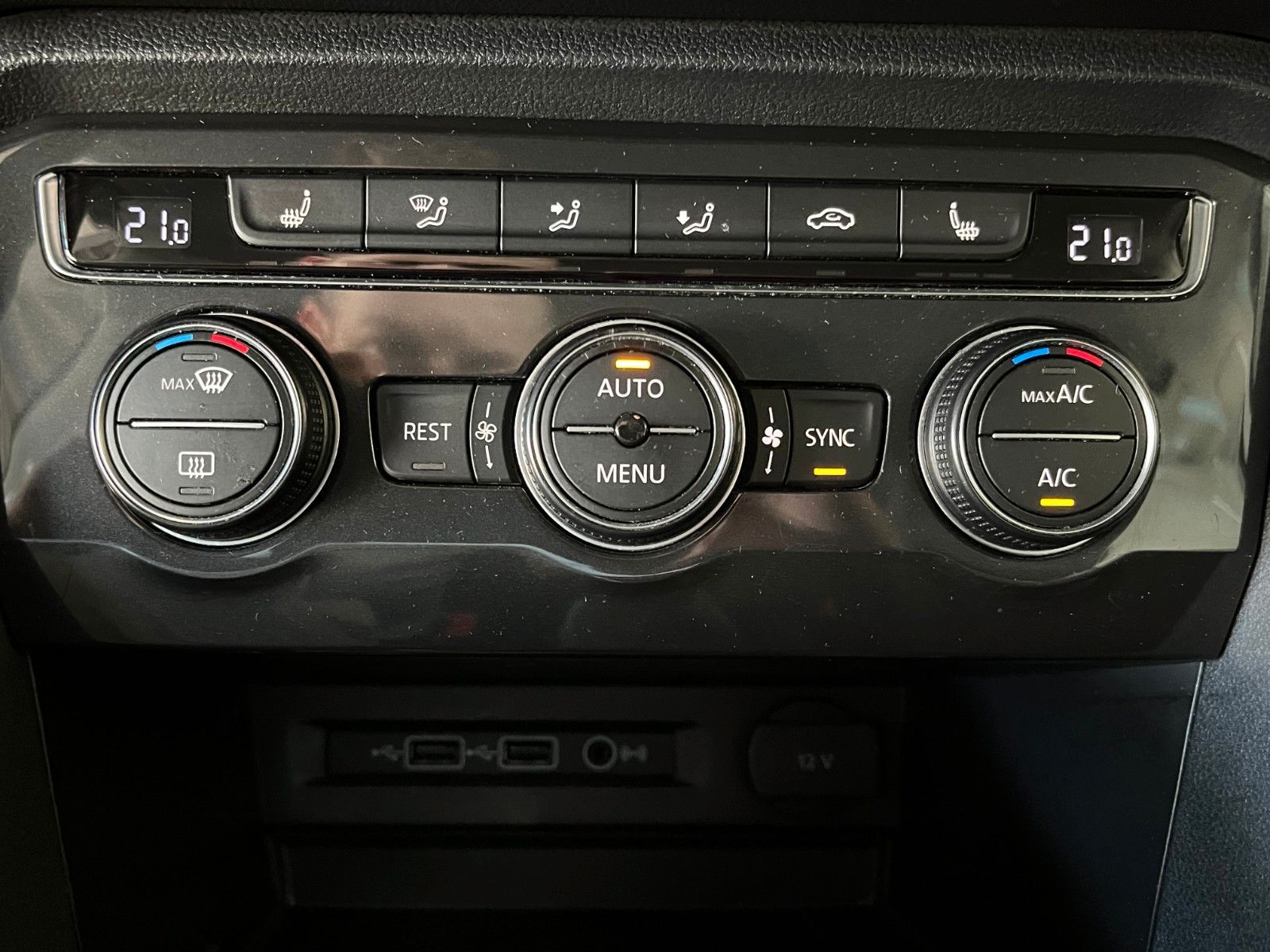 Fahrzeugabbildung Volkswagen Tiguan 2.0 TDi Comfortline NAVI LED WinterPaket