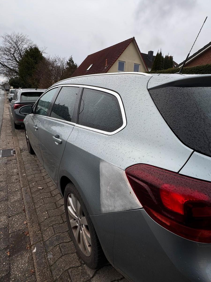 Opel Astra 2011 — rear view