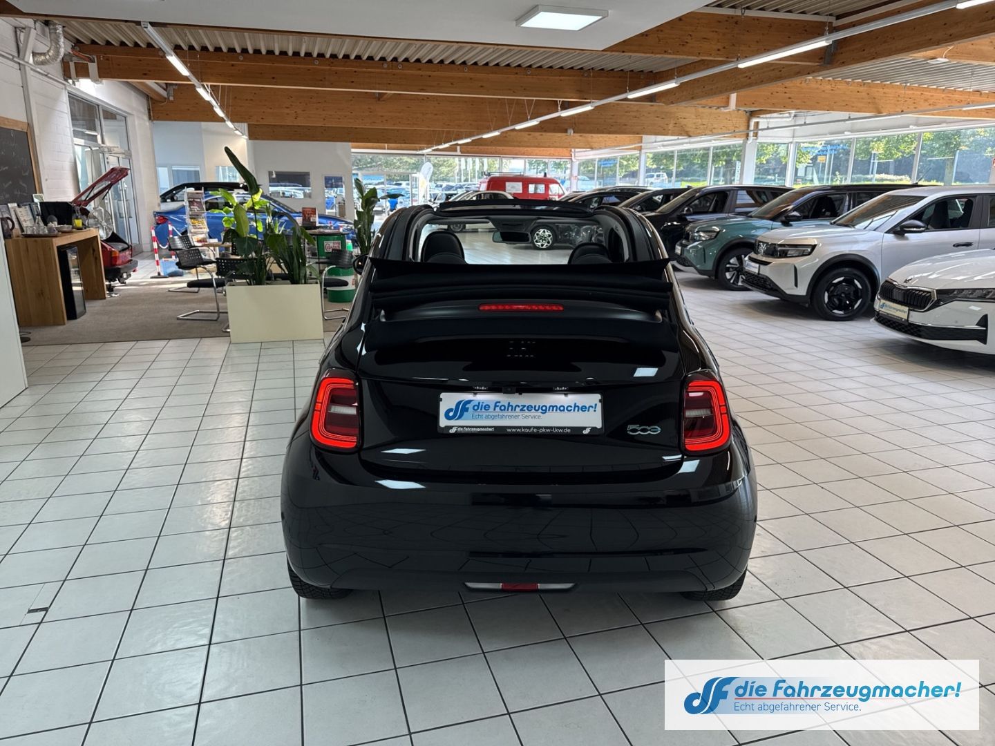 Fahrzeugabbildung Fiat 500 e Navi Soundsystem Apple CarPlay Android Au