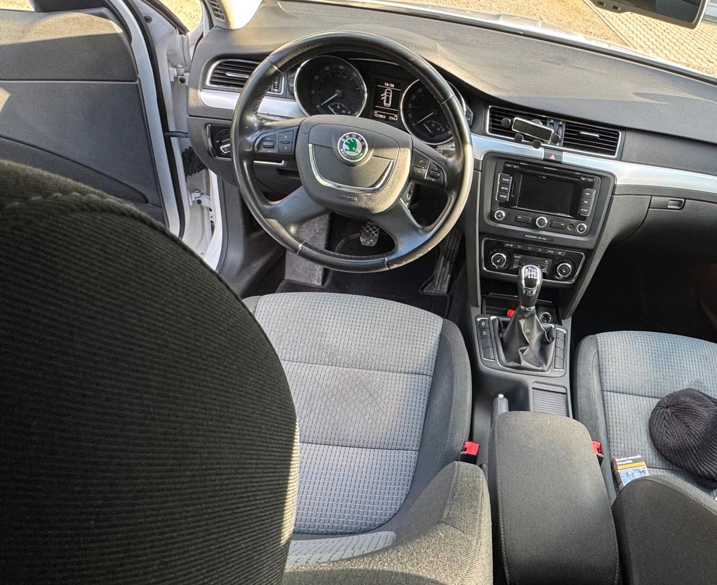 Skoda Superb 2011 — photo 9