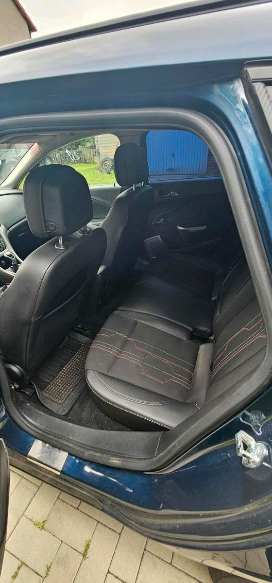 Opel Astra 2011 — photo 9