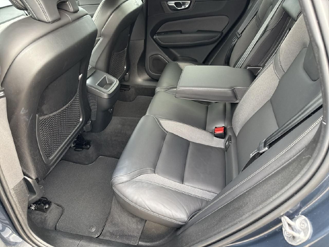 Fahrzeugabbildung Volvo XC60 R Design 2WD