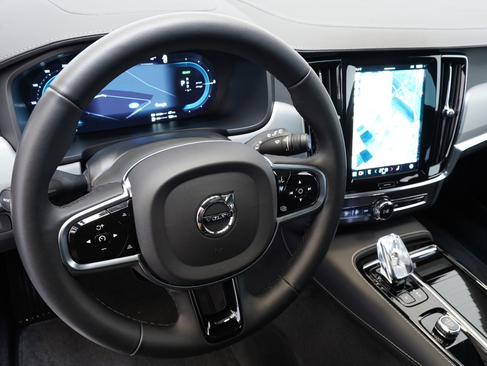 Fahrzeugabbildung Volvo V90 T6 AWD Recharge Plug-In Plus Dark