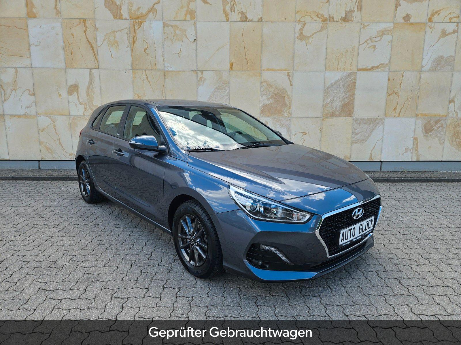 Hyundai i30 1.4 YES! *NAVI*KAMERA*PDC*SHZ*ALU*