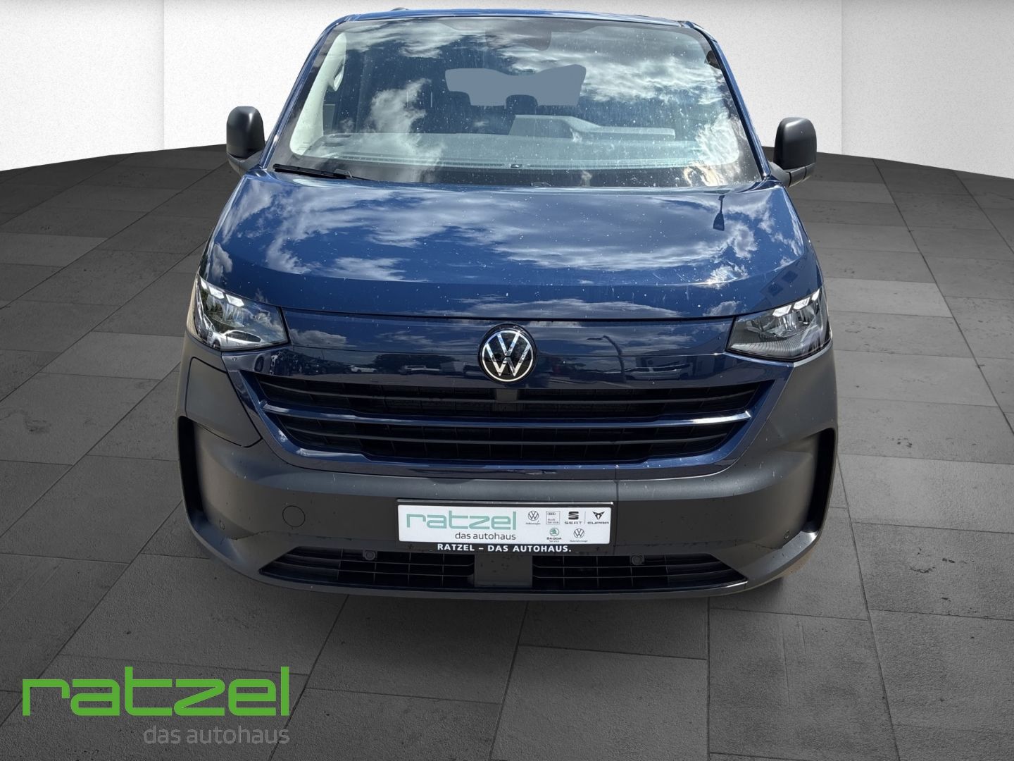 Fahrzeugabbildung Volkswagen T7 Caravelle BEV 100kW 9-Sitzer+Allwetter+ 64kWh