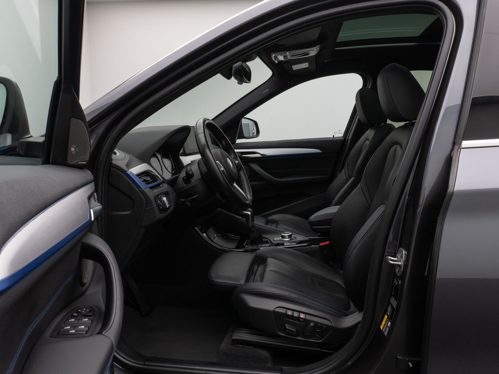 Fahrzeugabbildung BMW X1 xD25e M Sport Panorama Kamera HUD H/K Komfort