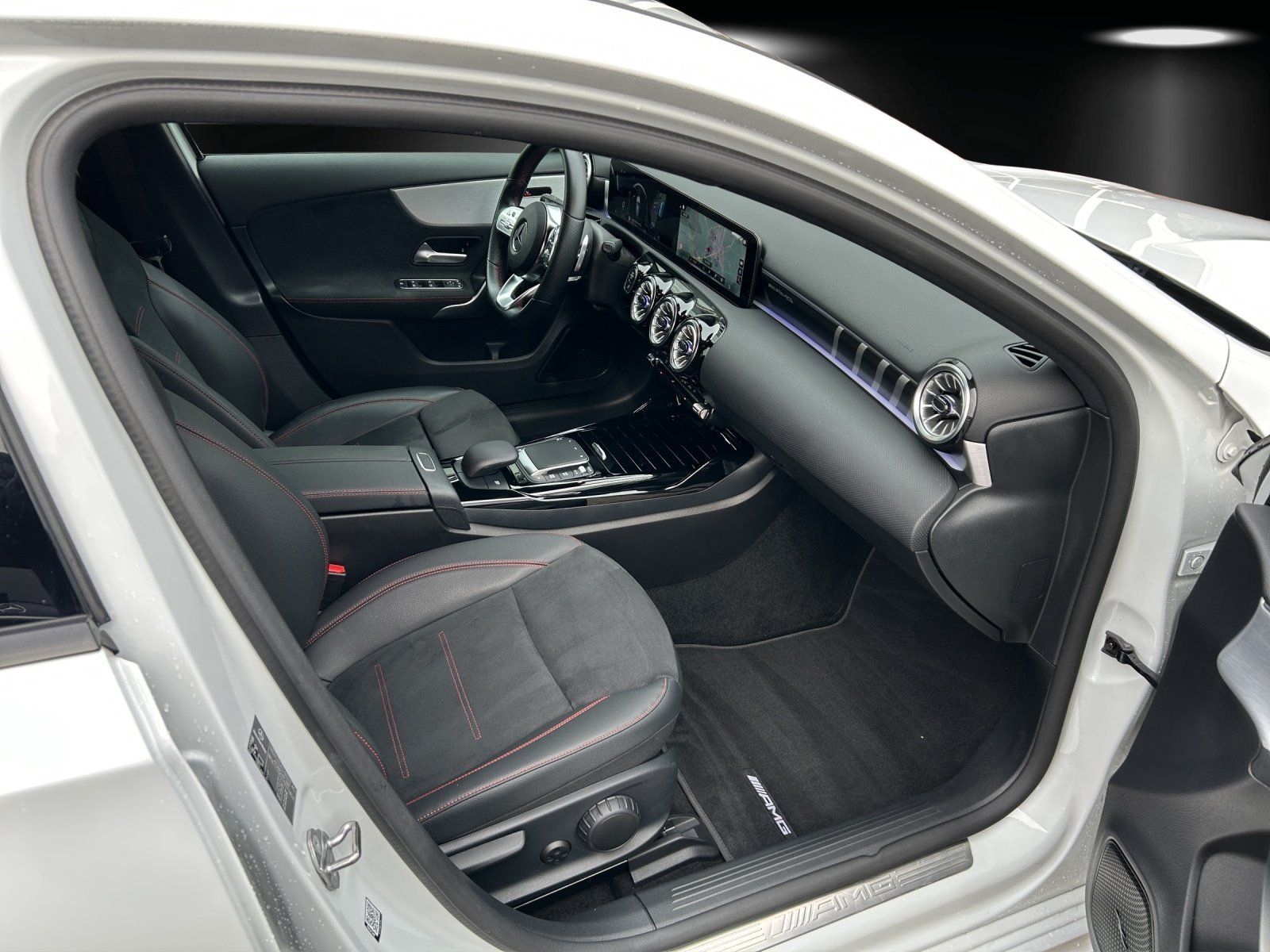 Fahrzeugabbildung Mercedes-Benz A45 AMG Night DISTRO HighEndMBUX Hifi MLED KeyGo