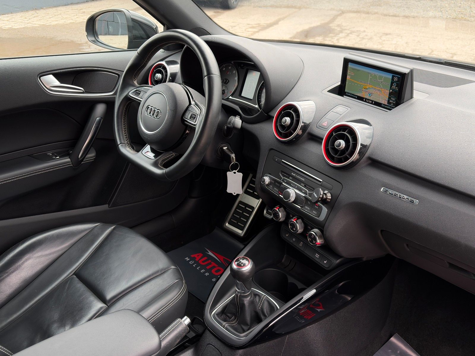 Fahrzeugabbildung Audi S1 2.0 TFSI quattro SHZ PDC Navi Leder Ambiente