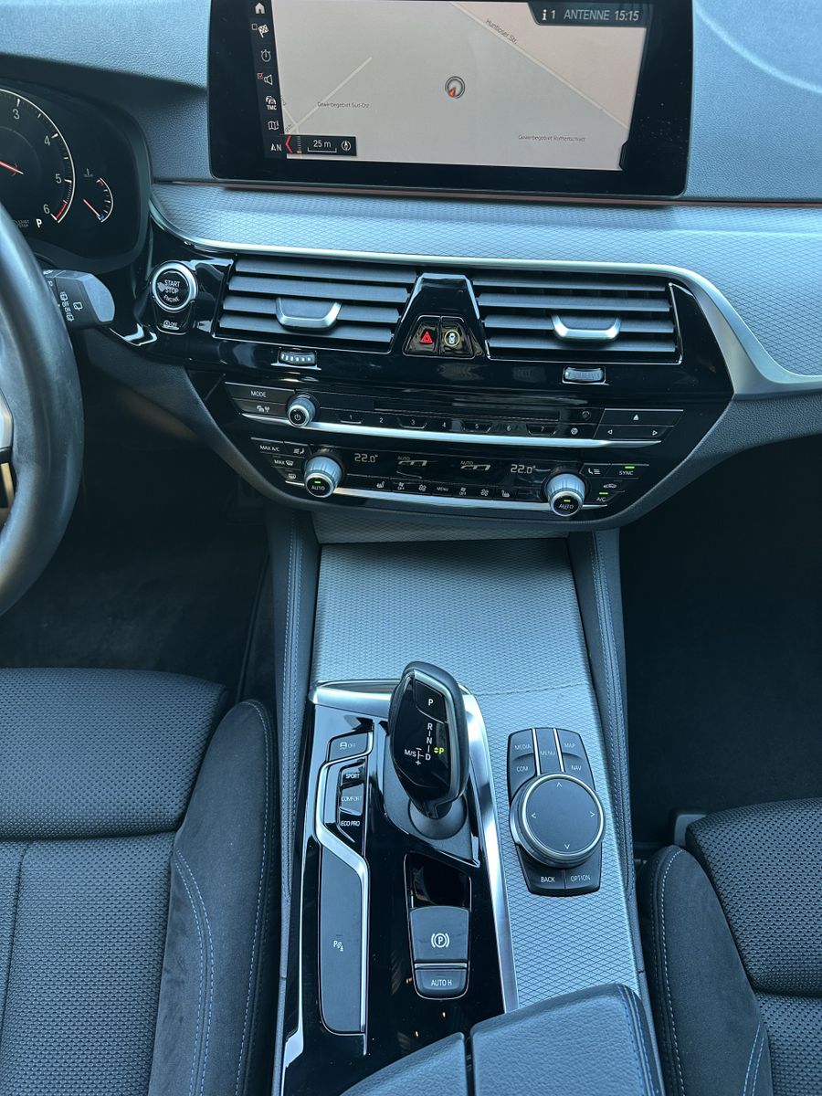 Fahrzeugabbildung BMW 530d Touring M-Sport NAV+LED+SHZ+HUD+AHK+LC+2HD