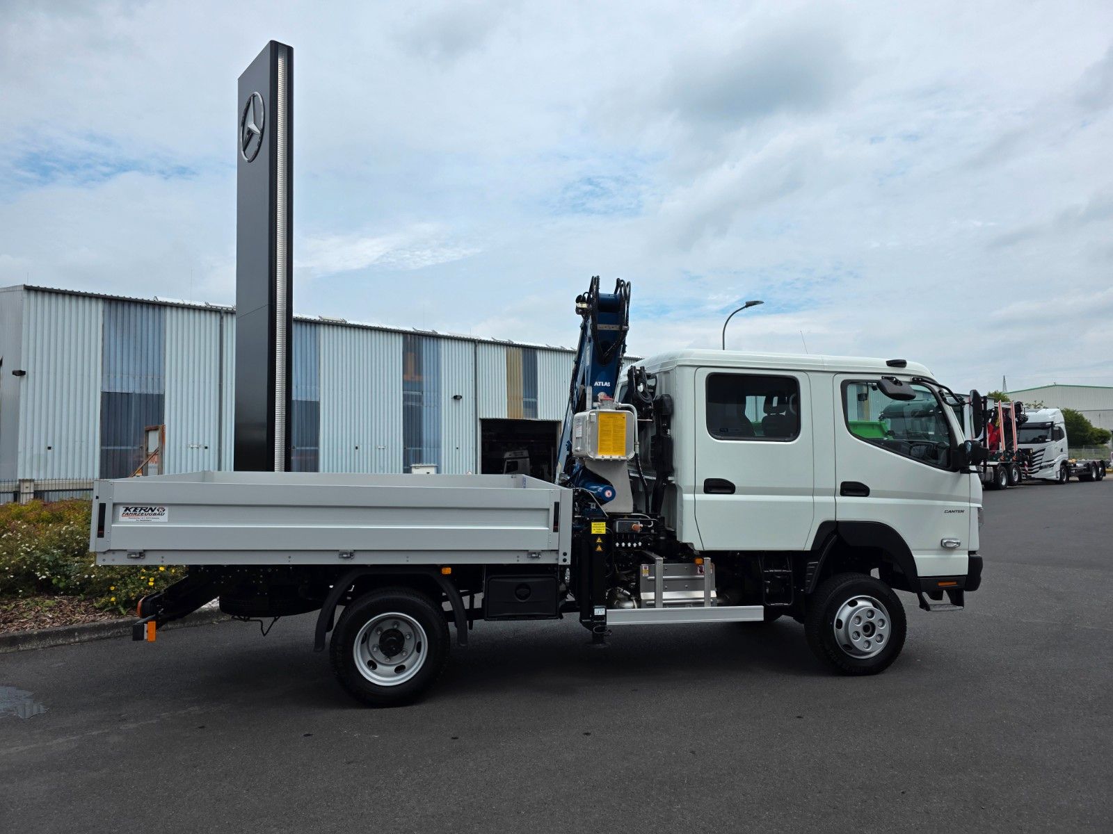 Fahrzeugabbildung Mitsubishi Fuso Canter 6C18D DoKa 4x4 Kran Atlas 65.2 - A2