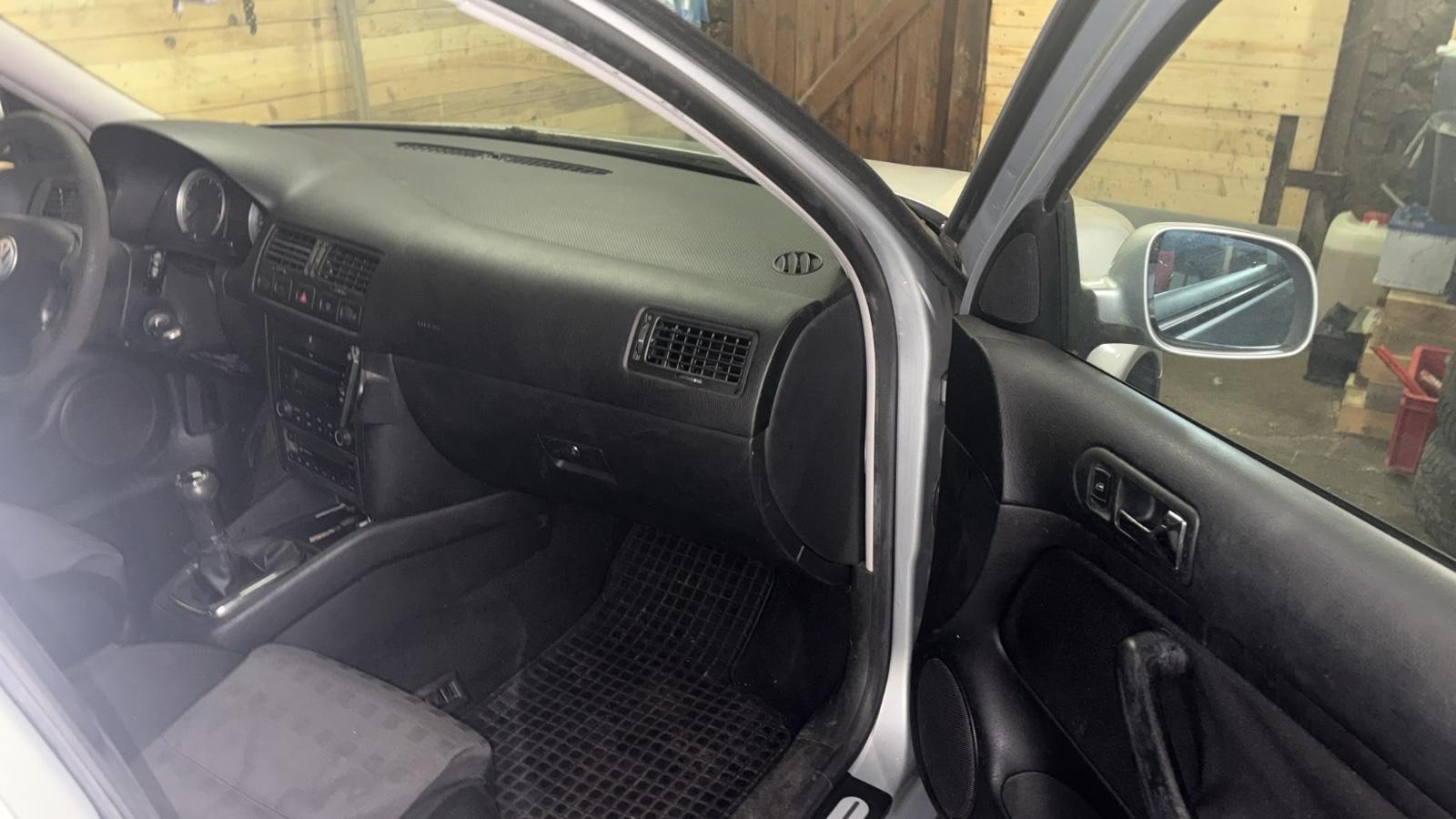 Volkswagen Golf 2006 — interior