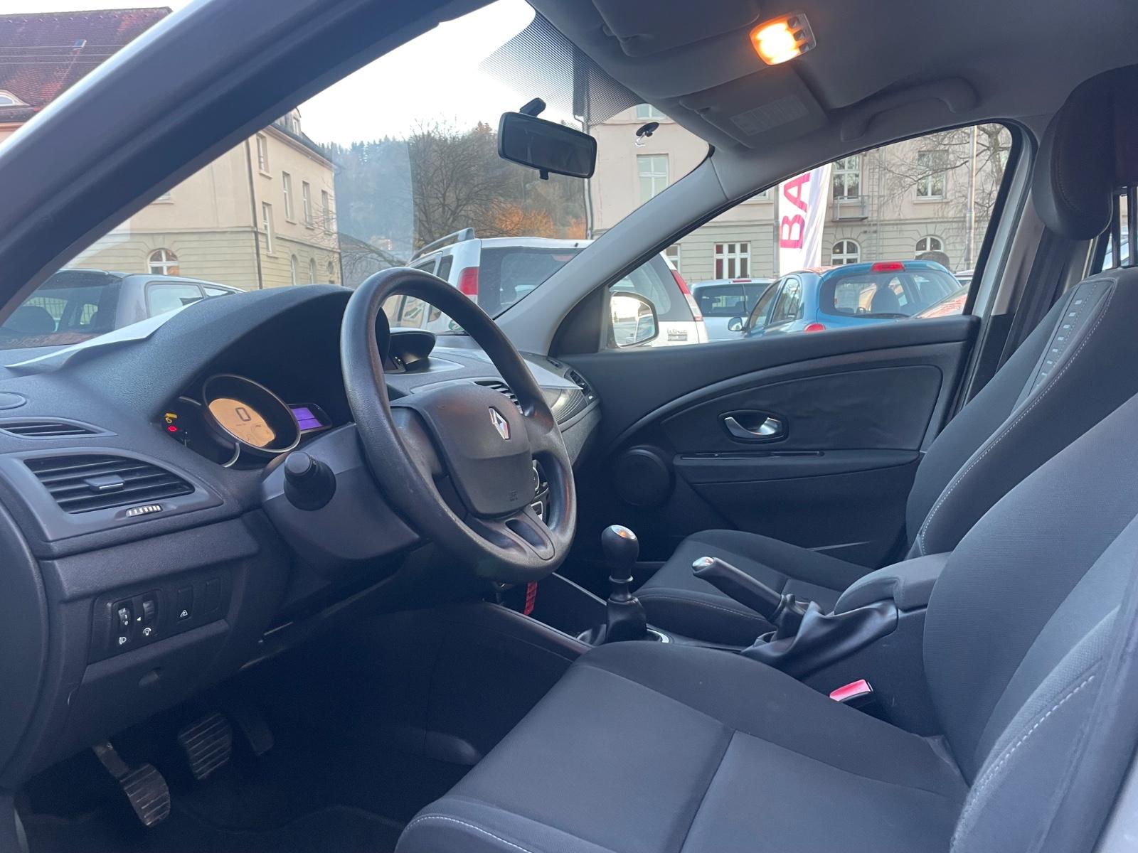 Renault Megane 2010 — photo 16