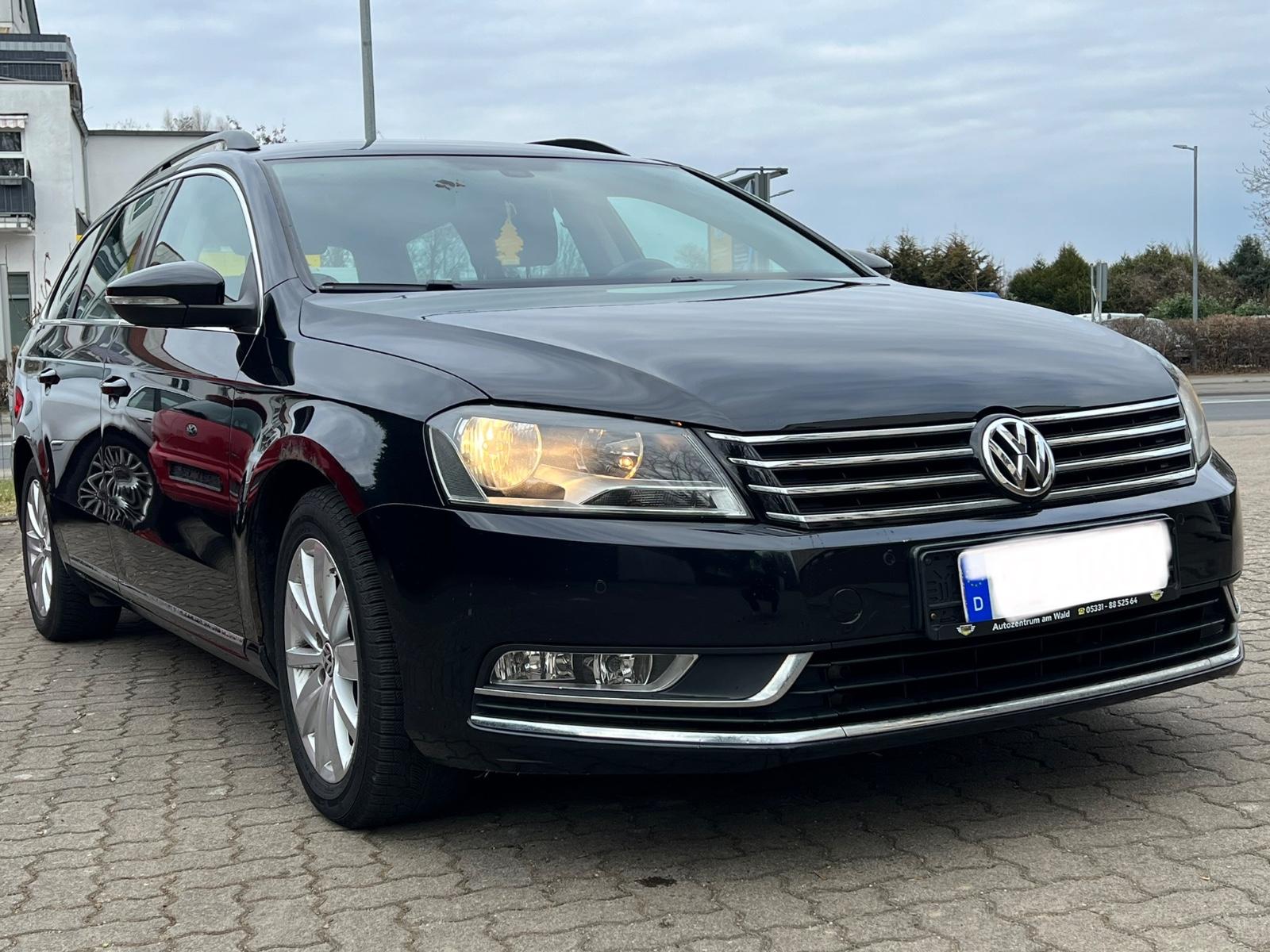 Volkswagen Passat 2011 — rear view