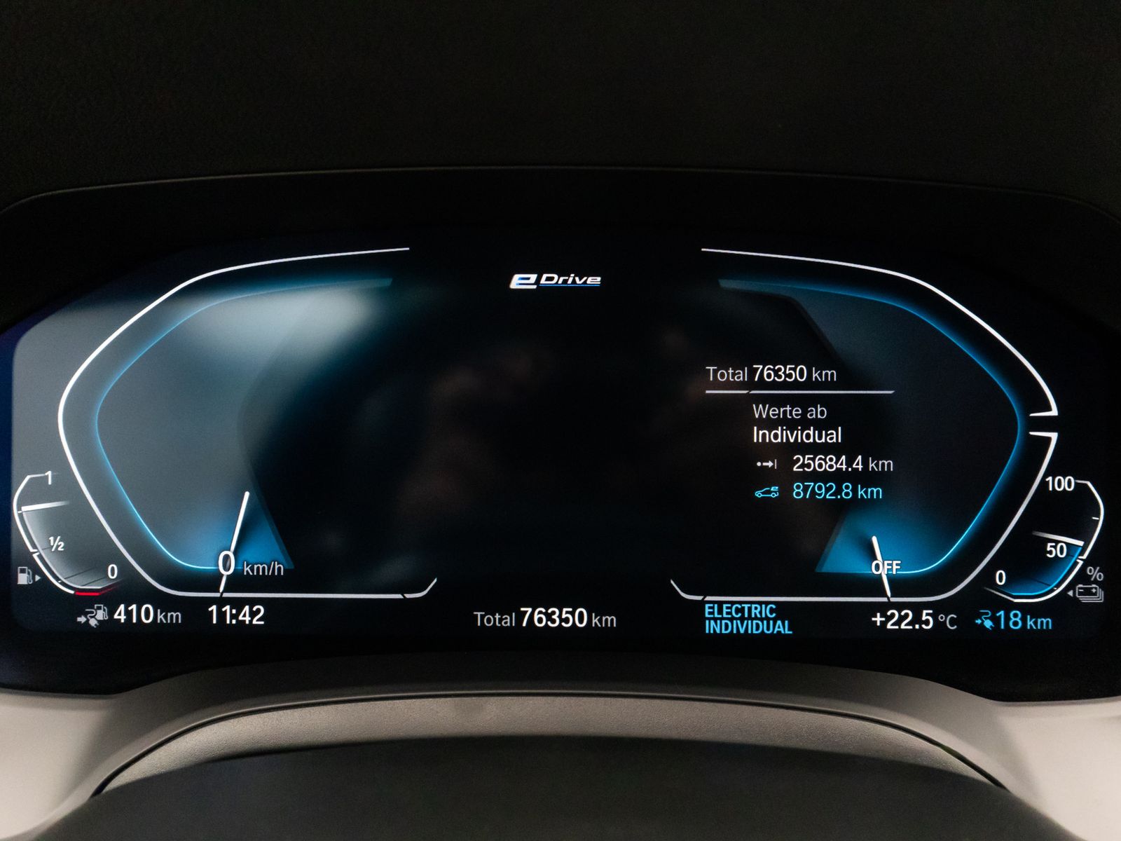 Fahrzeugabbildung BMW 320e Kamera HiFi DAB Alarm AHK Geschwindigkeitsr