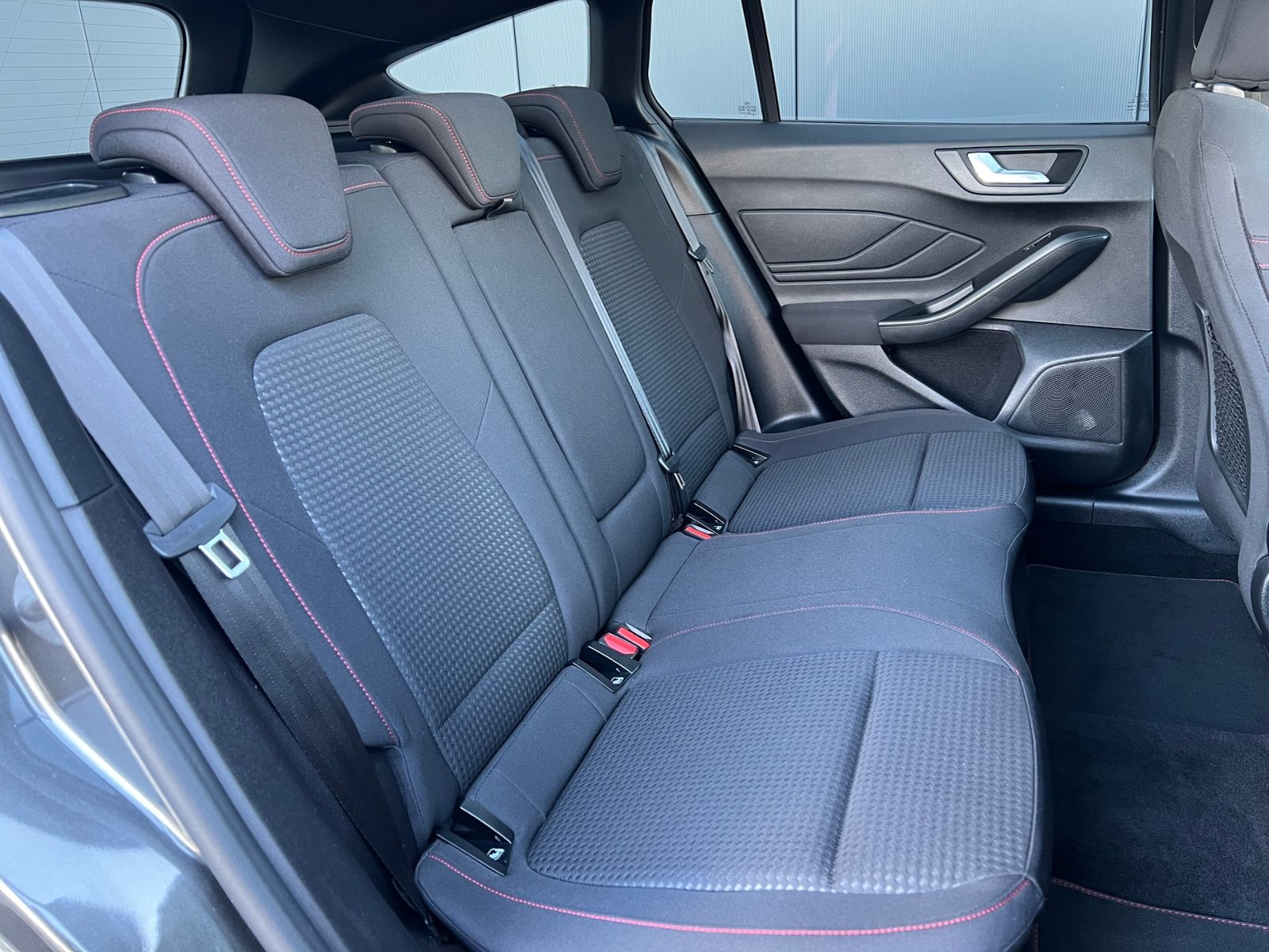 Fahrzeugabbildung Ford Focus Turnier ST-Line X 1.0 EcoBoost Hybrid *AHK