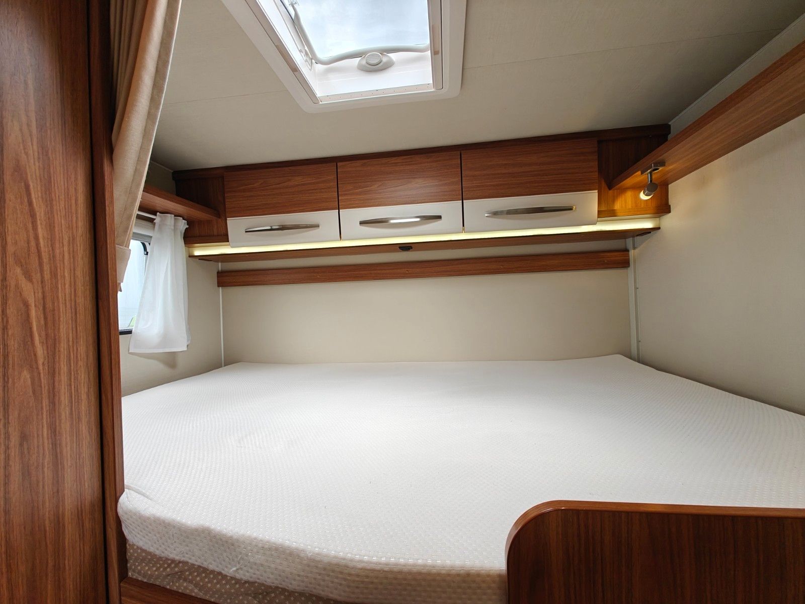 Fahrzeugabbildung Carado T-334 - Hubbett, SAT, TV, Navi, Markise -